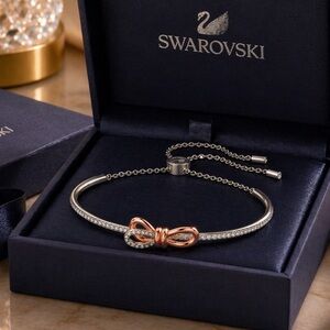 Swarovski Lifelong Bow bangle
Bow, White, Mixed metal finish